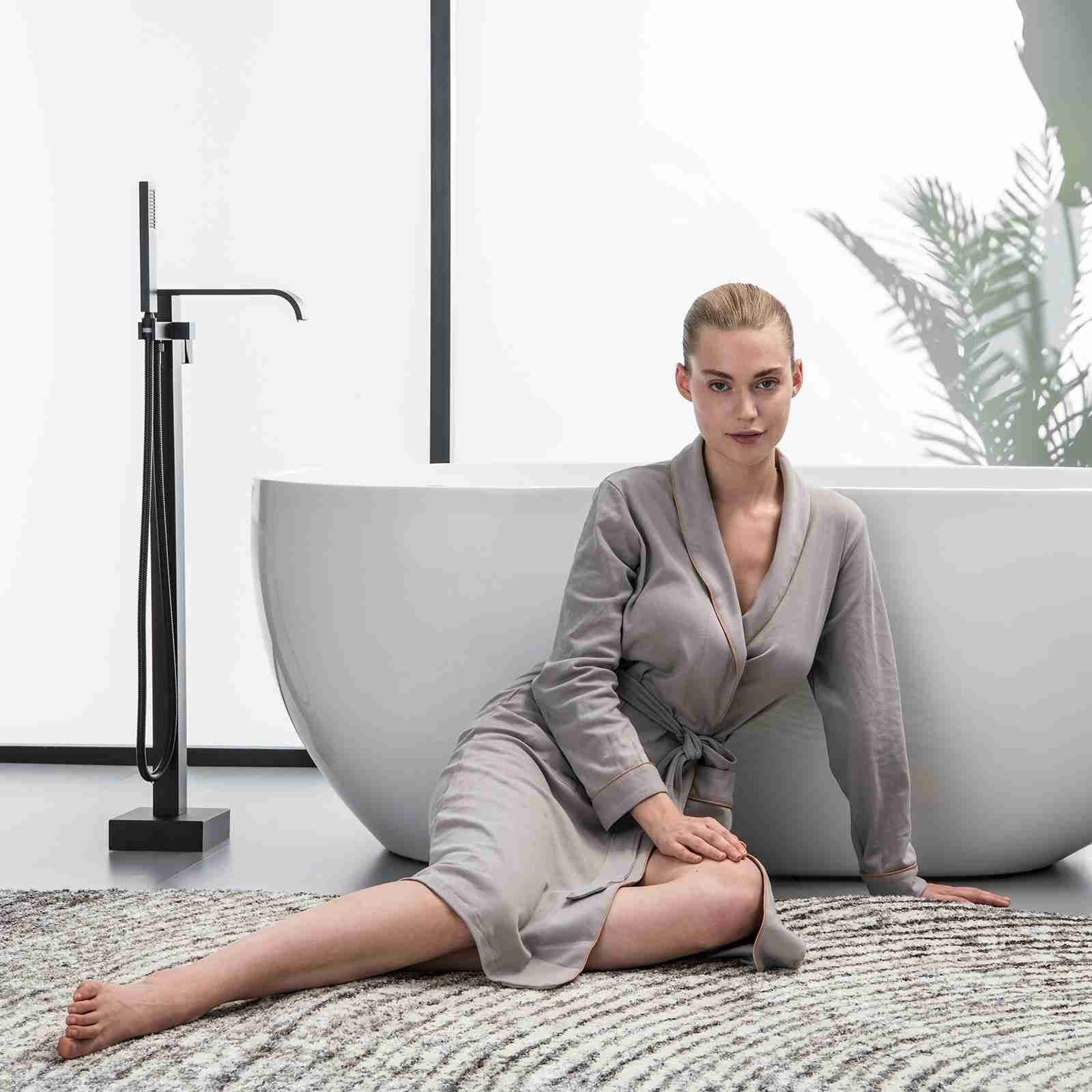 Design Standarmatur mit Wasserfall & Handbrause, Mattschwarz – Bild 3