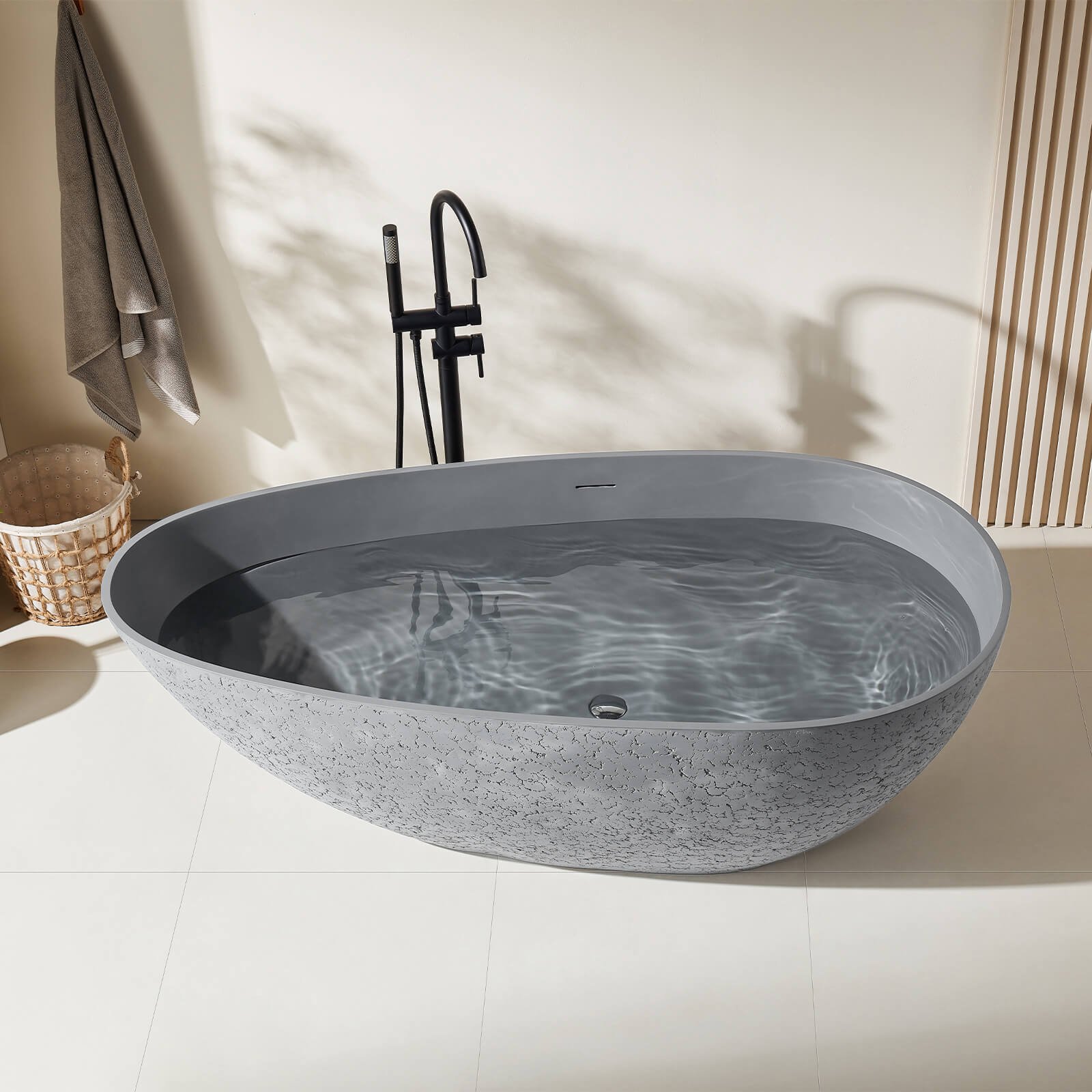 Freistehende Badewanne Industrial-Stil mit Kunstmuster – Bild 4