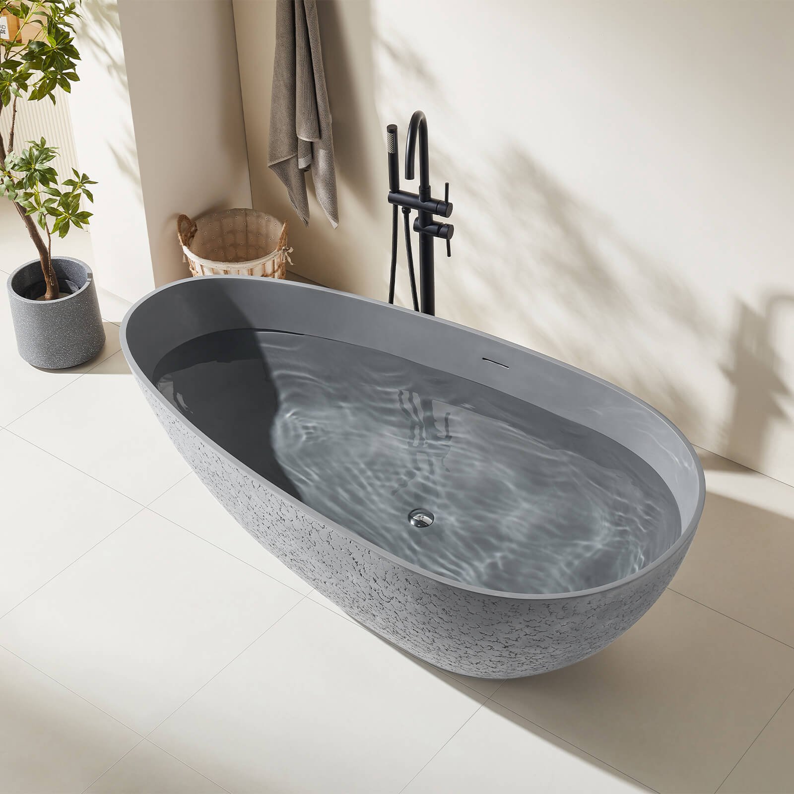 Freistehende Badewanne Industrial-Stil mit Kunstmuster – Bild 2