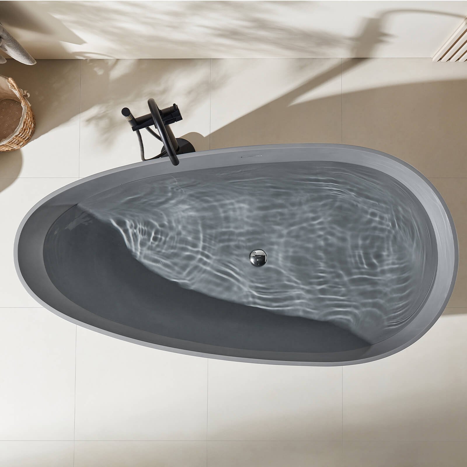 Freistehende Badewanne Industrial-Stil mit Kunstmuster – Bild 3